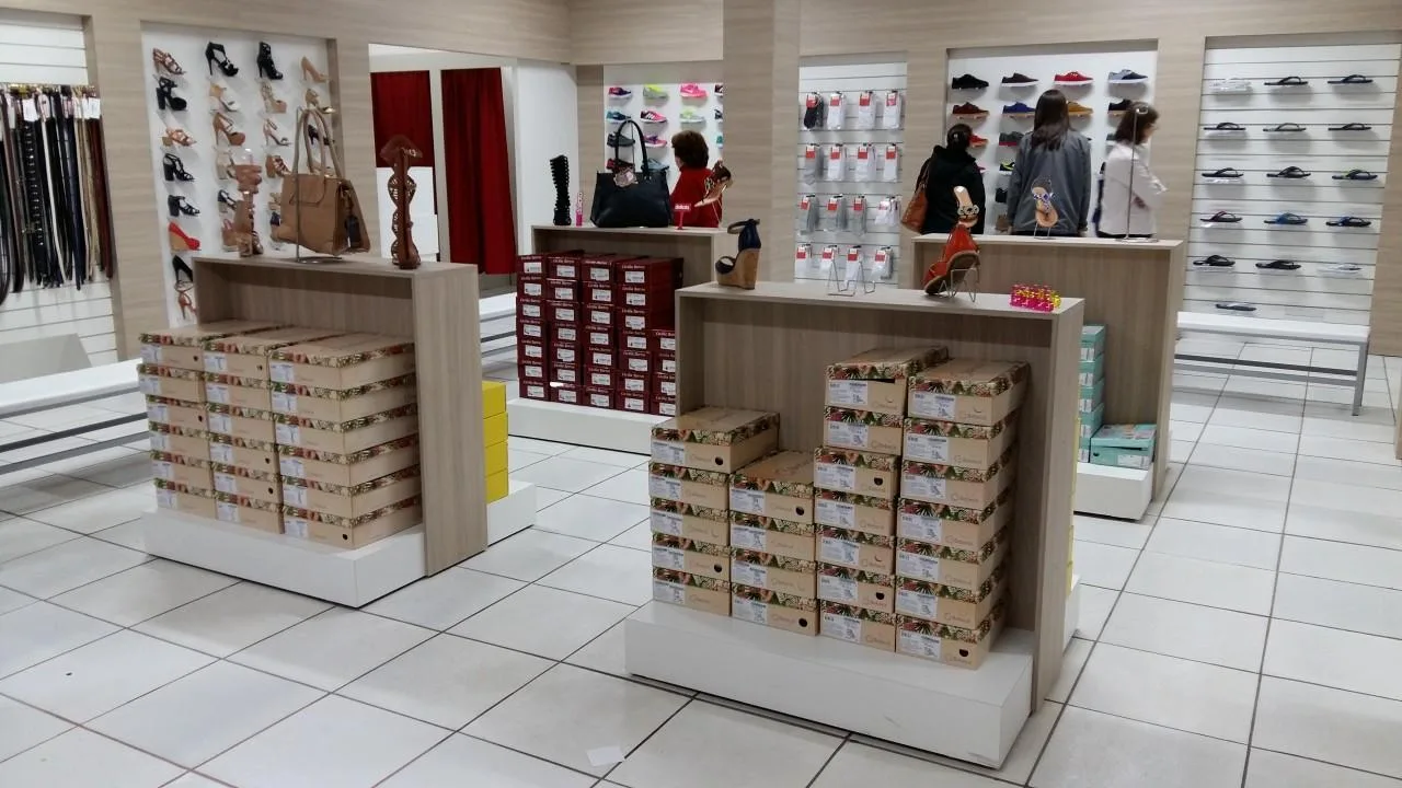 mobiliário e expositor personalizado para loja de calçados