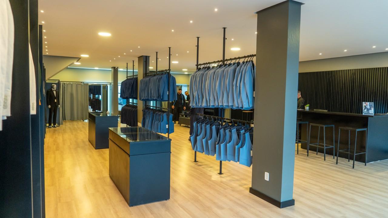 araras e mobiliário para loja de trajes masculinos