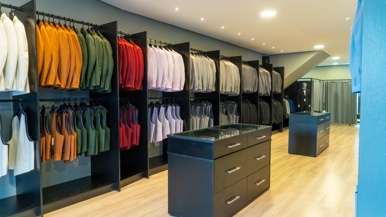 araras e mobiliário para loja de trajes masculinos