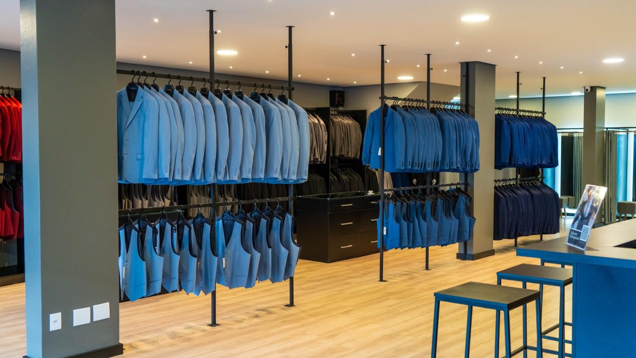 araras e mobiliário para loja de trajes masculinos