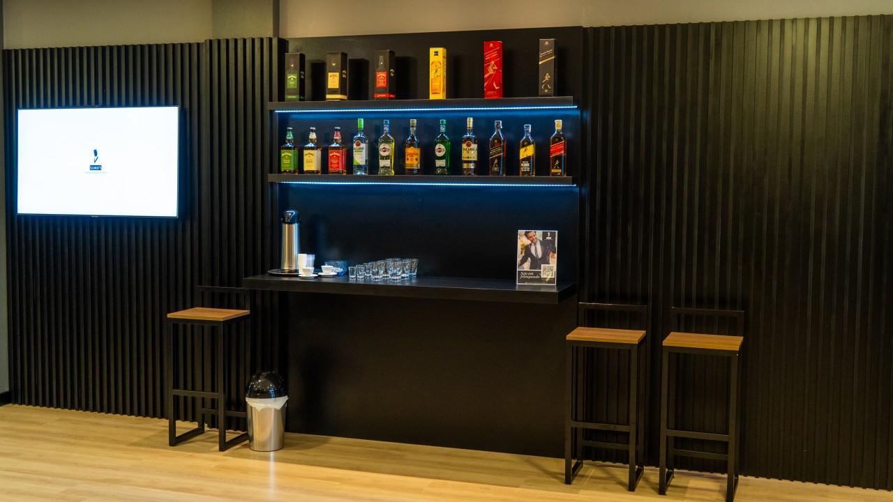 araras e mobiliário para loja de trajes masculinos