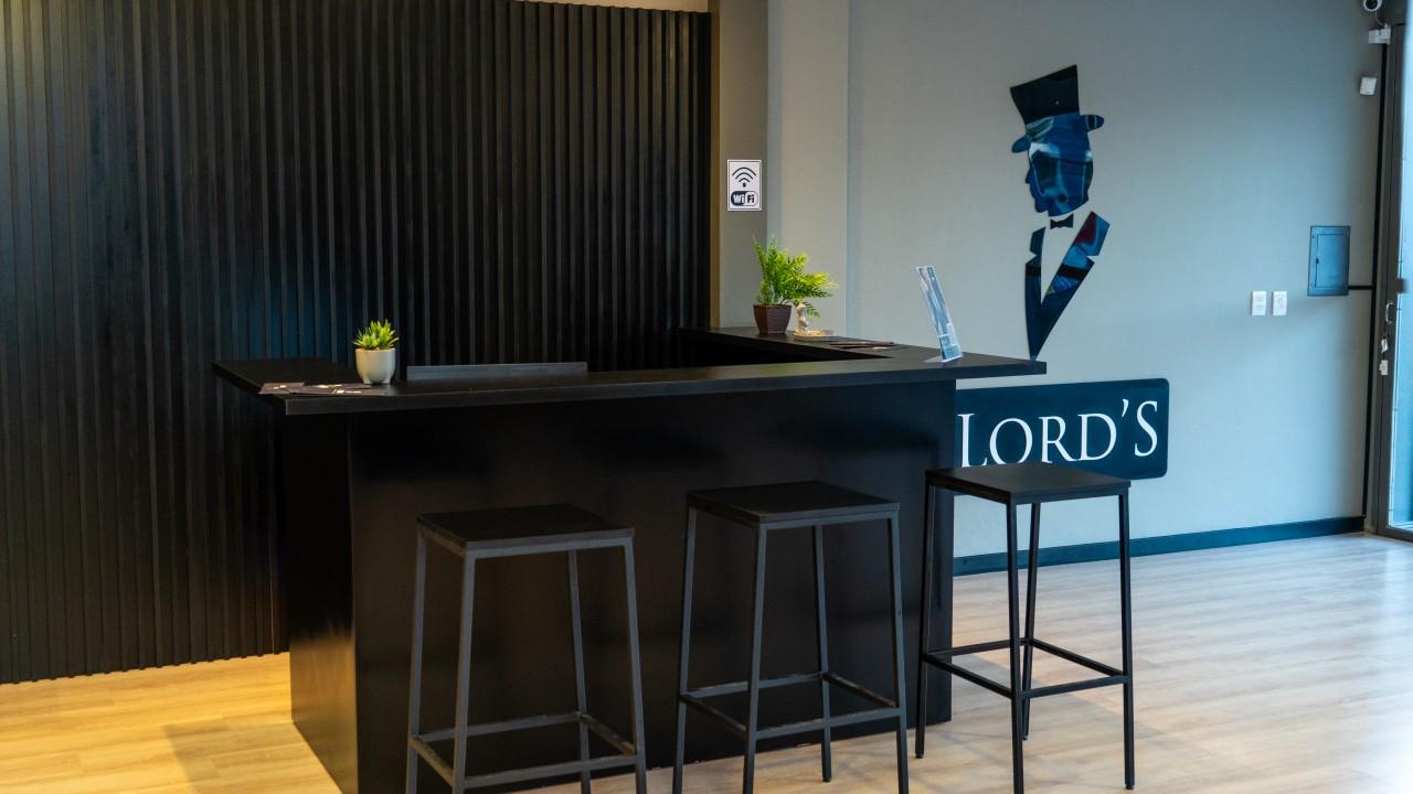 araras e mobiliário para loja de trajes masculinos