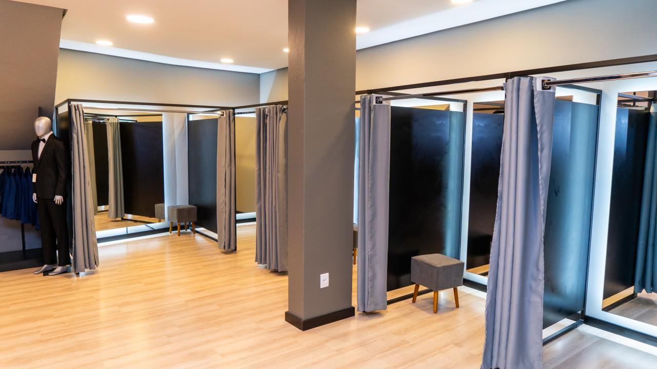 araras e mobiliário para loja de trajes masculinos