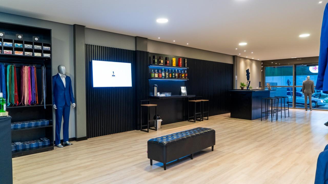 araras e mobiliário para loja de trajes masculinos