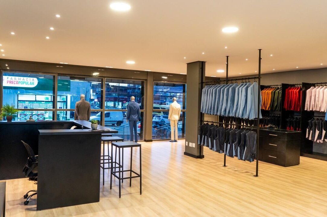 araras e mobiliário para loja de trajes masculinos