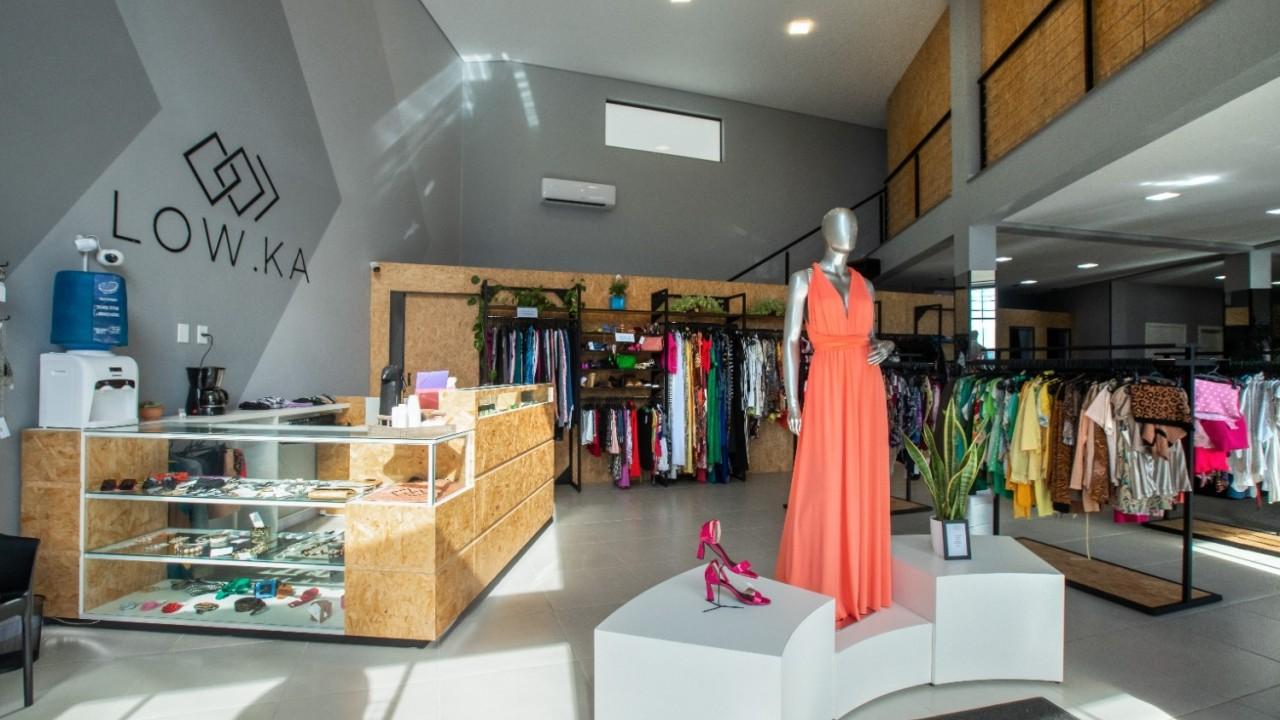 araras e mobiliário para loja de confecção