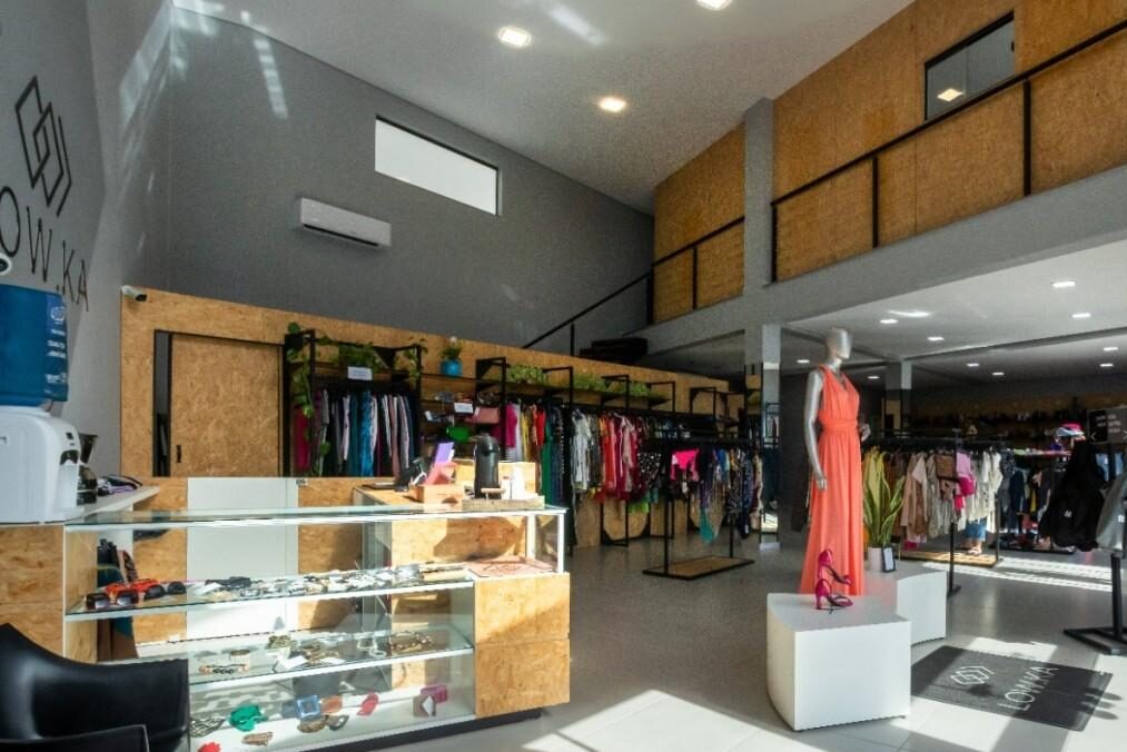 araras e mobiliário para loja de confecção