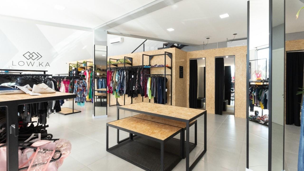 araras e mobiliário para loja de confecção