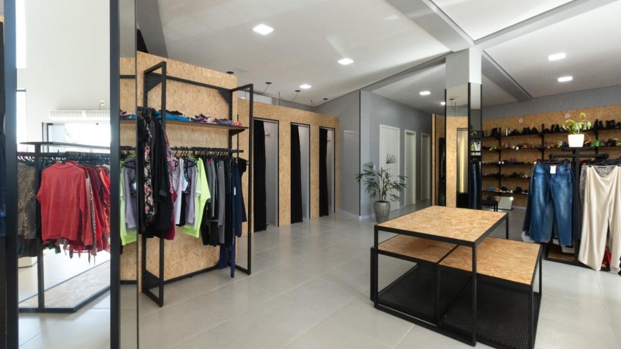 araras e mobiliário para loja de confecção