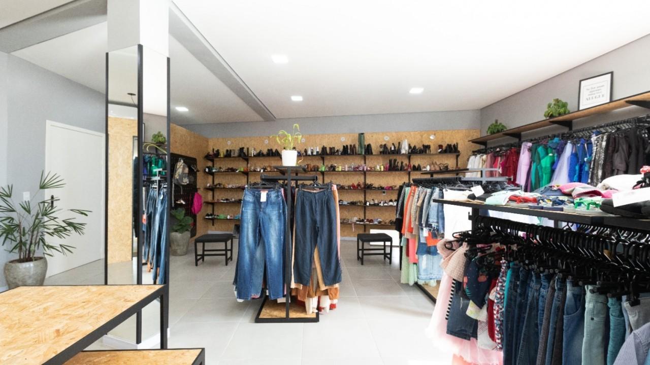 araras e mobiliário para loja de confecção