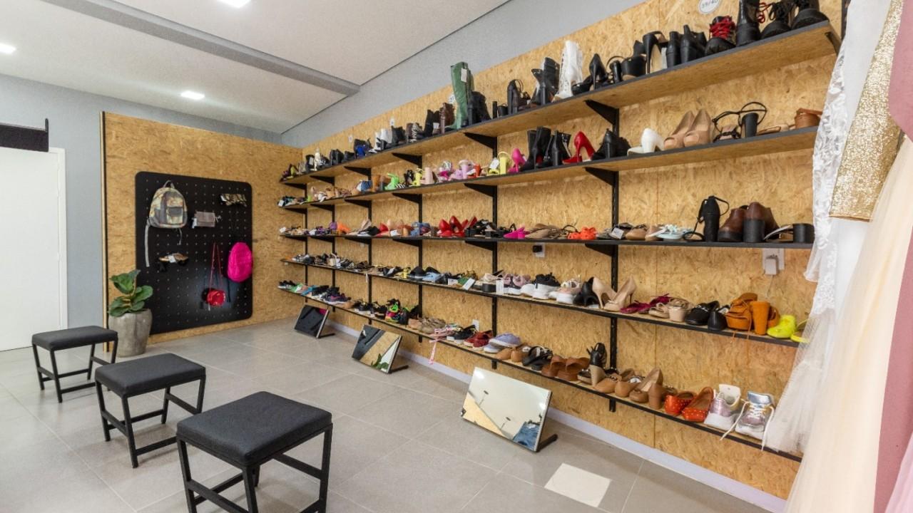 mobiliário e prateleiras para calçados