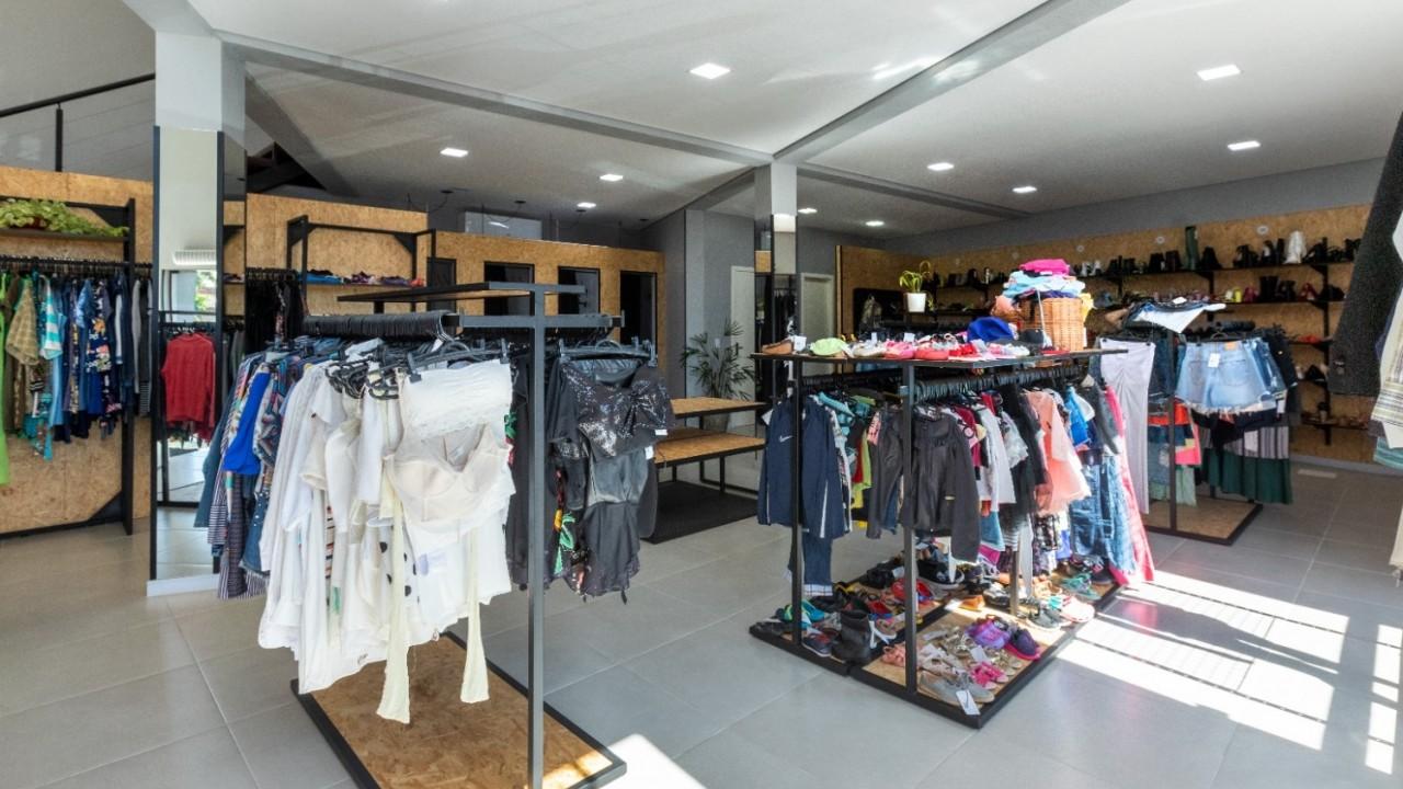 araras e mobiliário para loja de confecção