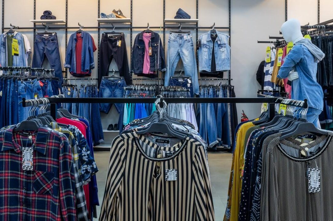 araras e mobiliário para loja de confecção