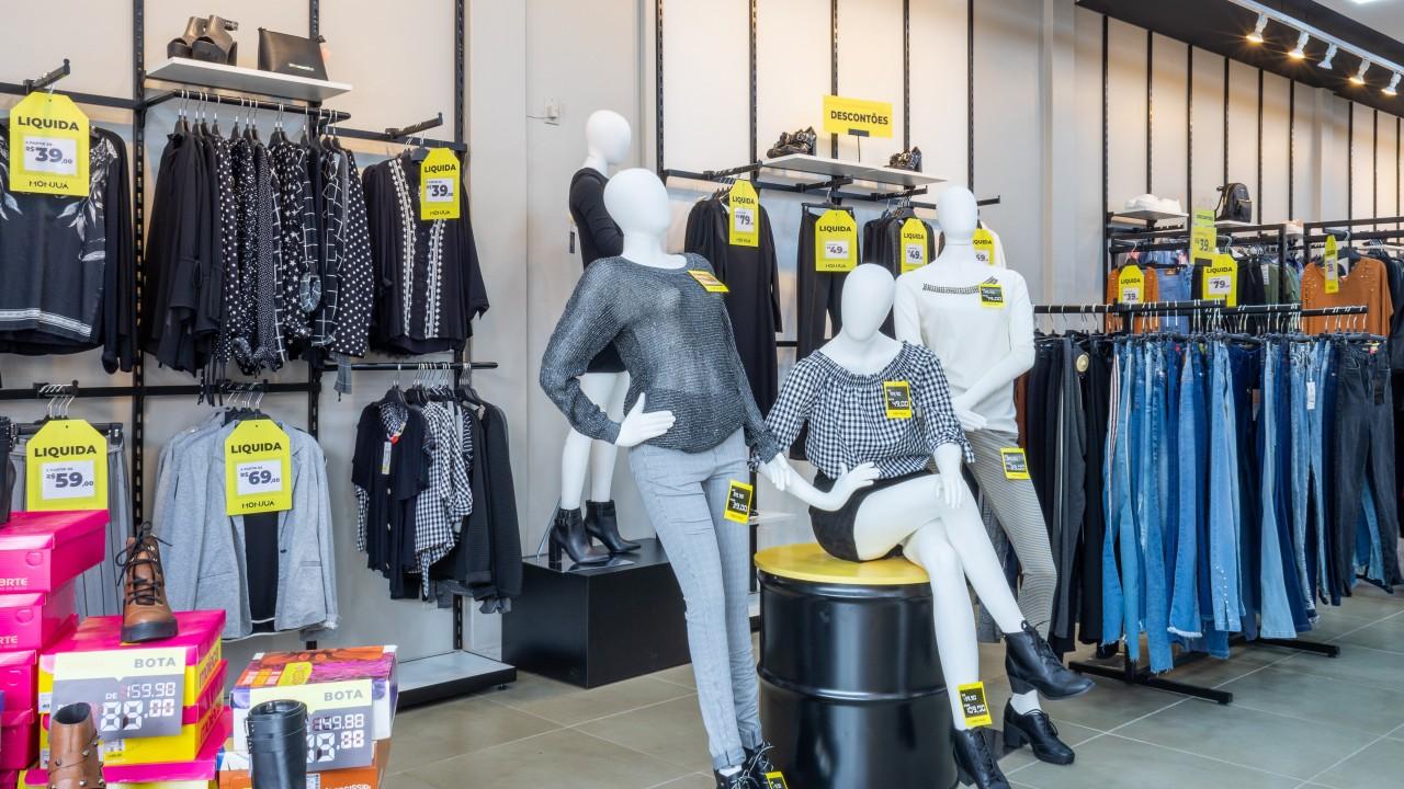 araras e mobiliário para loja de confecção