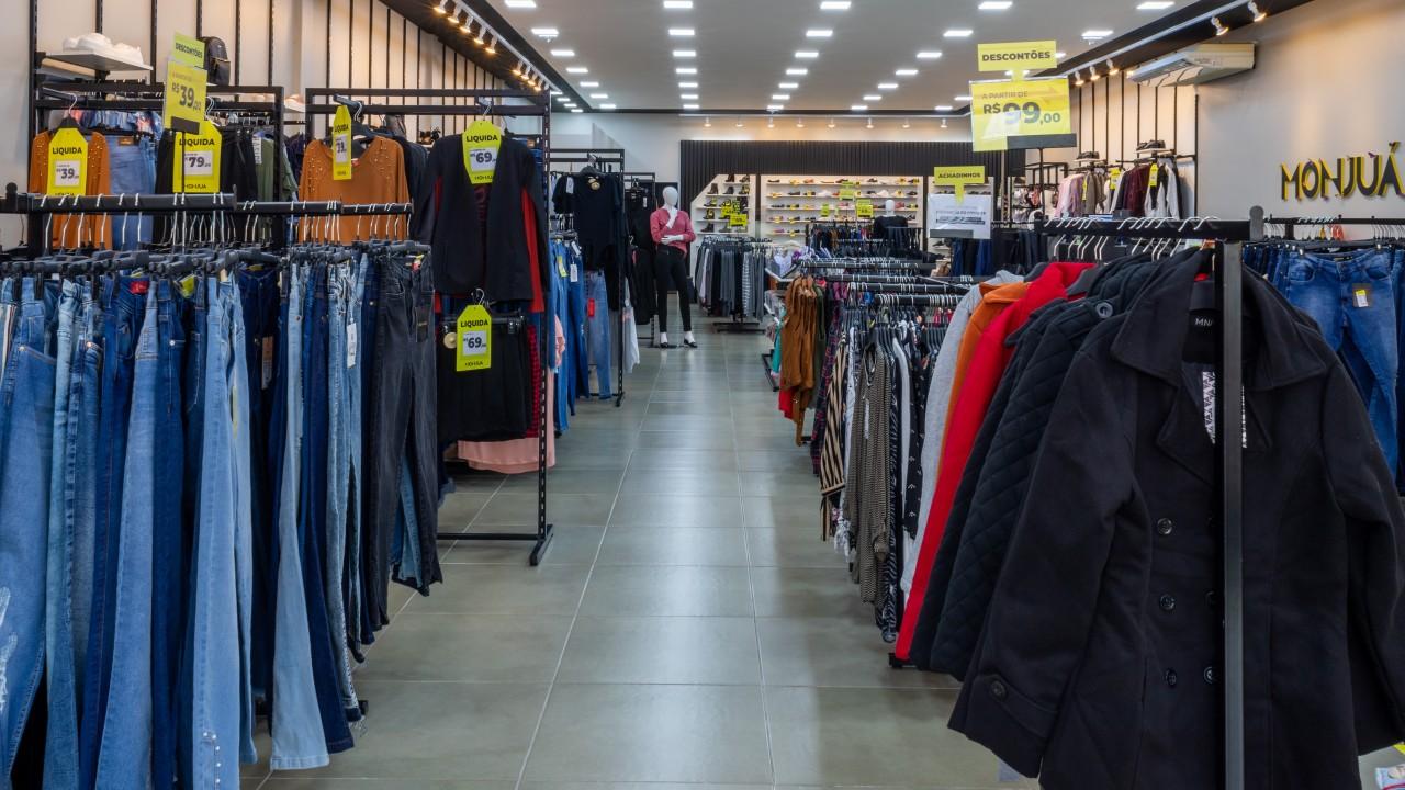 araras e mobiliário para loja de confecção