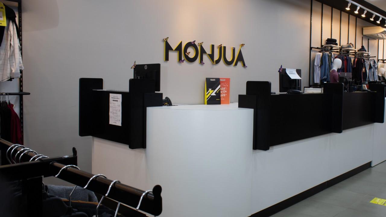 araras e mobiliário para loja de confecção