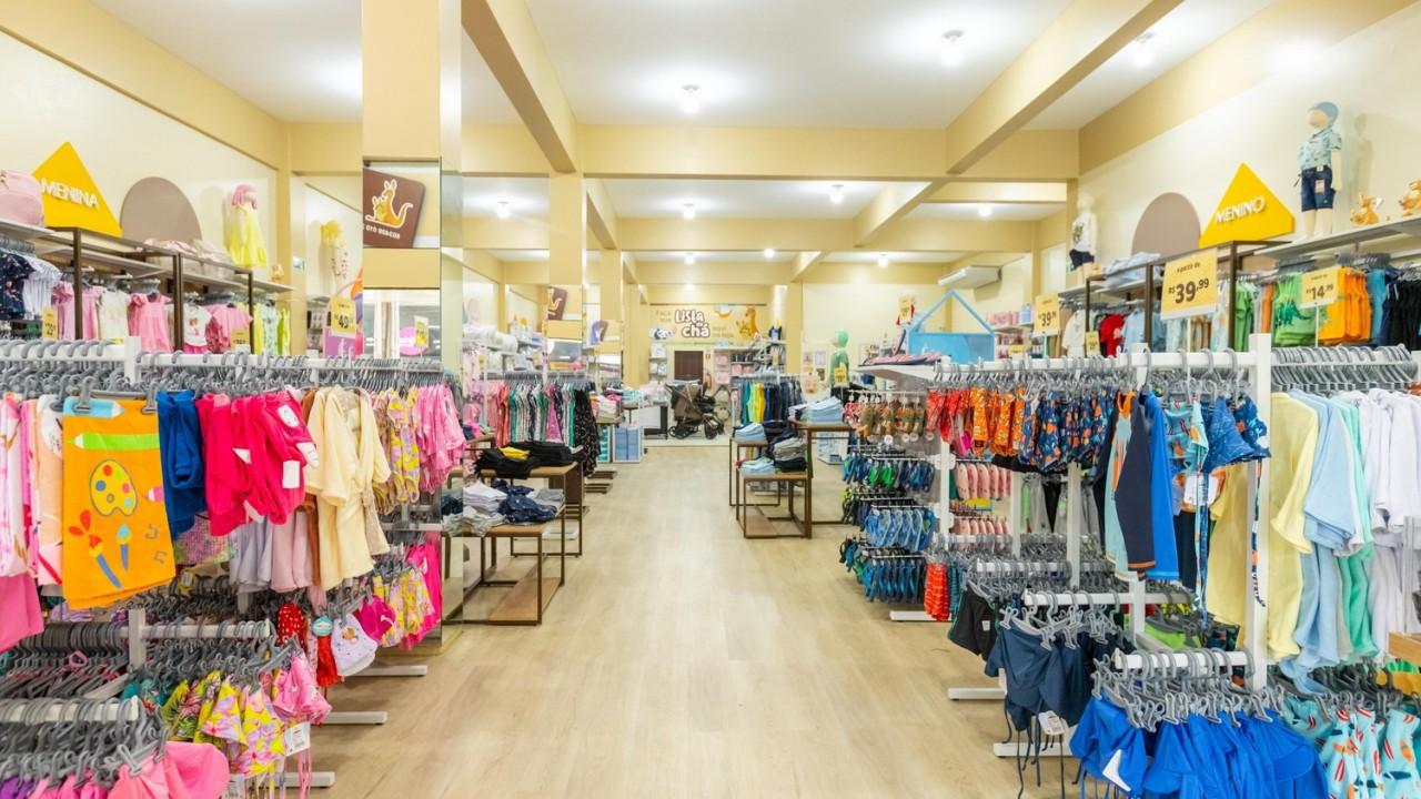 araras e mobiliário para loja de confecção infantil