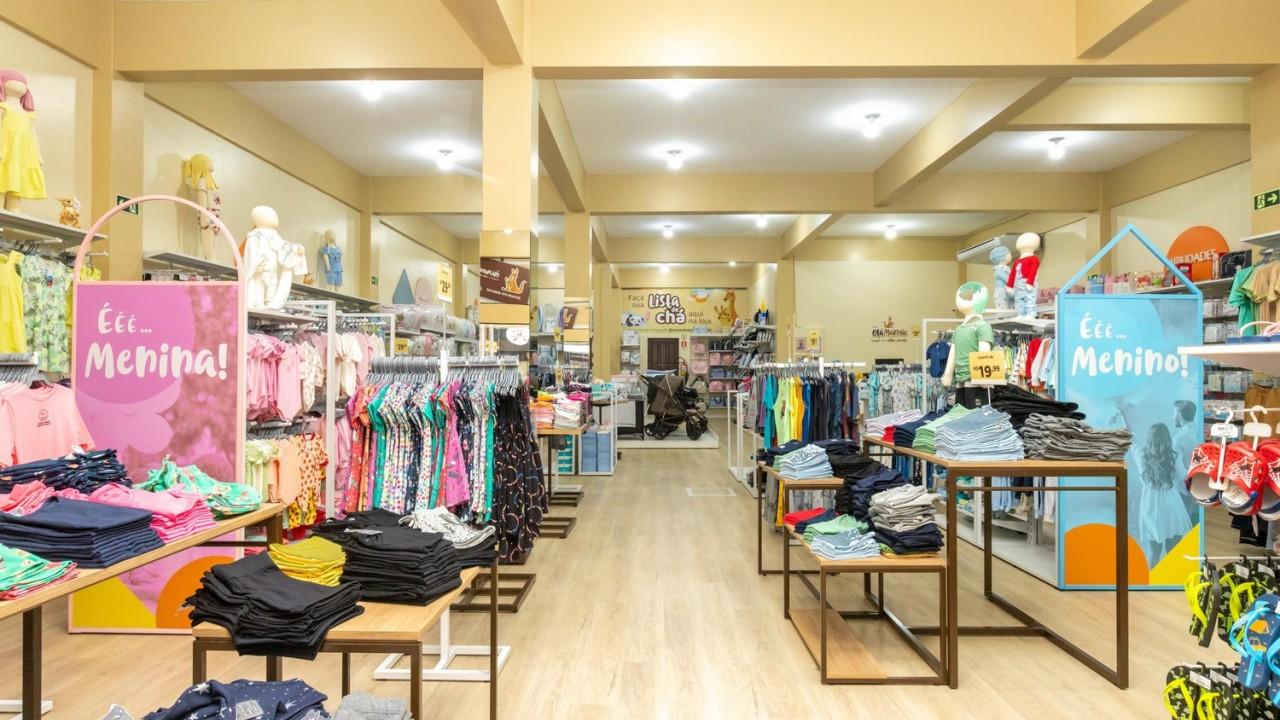 araras e mobiliário para loja de confecção infantil