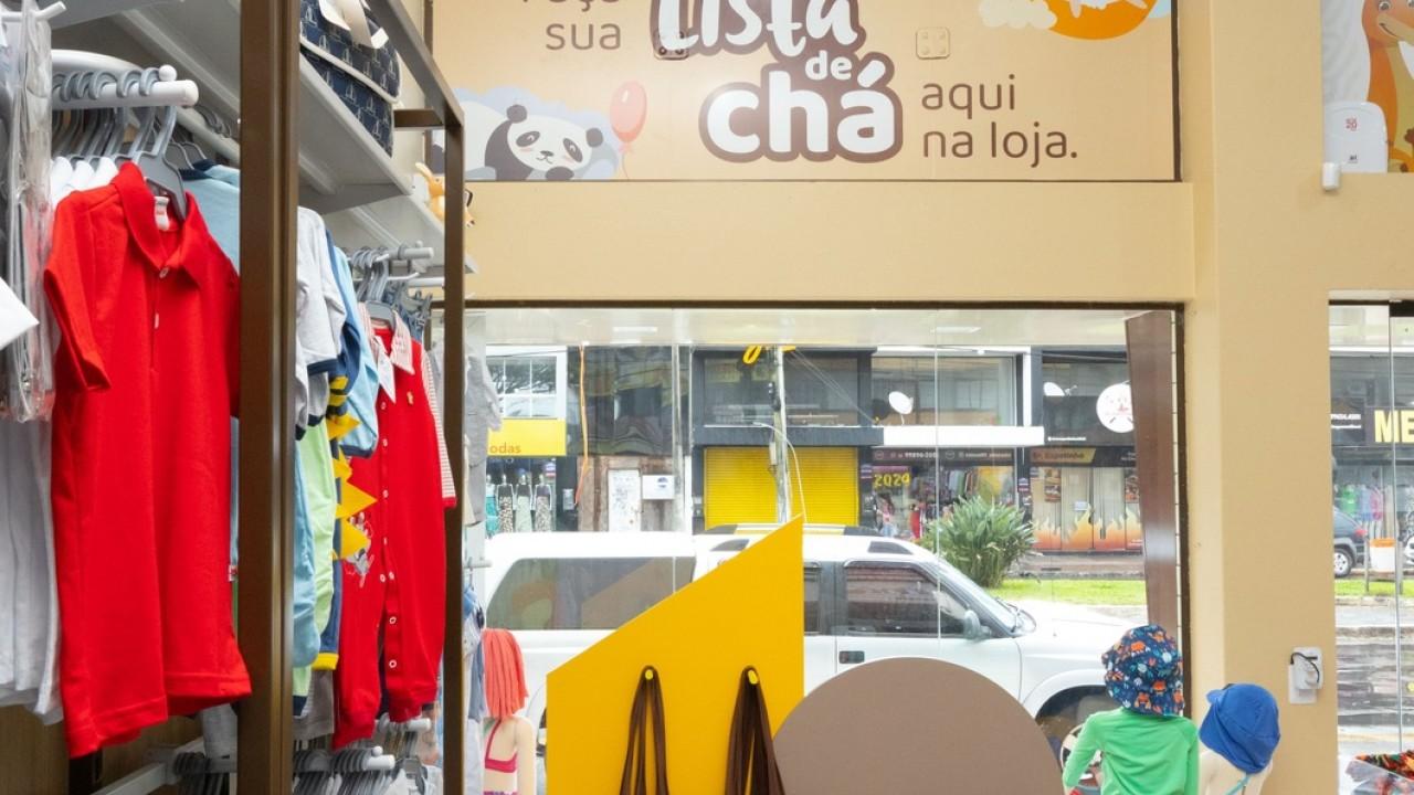 araras e mobiliário para loja de confecção infantil