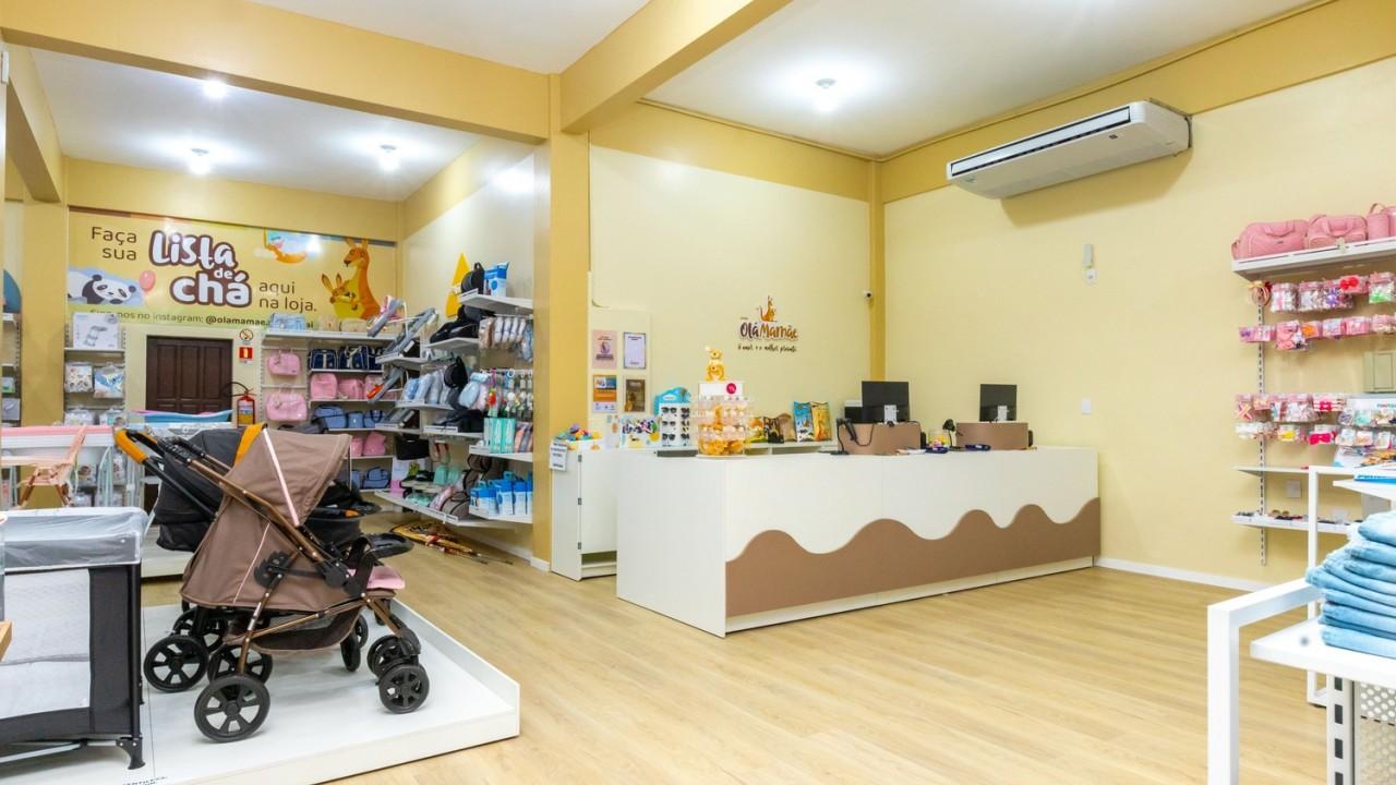 araras e mobiliário personalizado para loja de confecção infantil