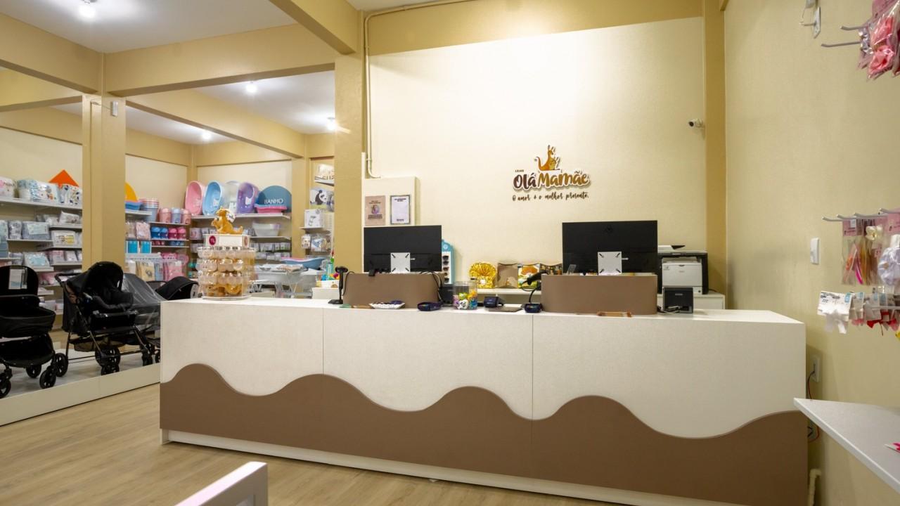 araras e mobiliário personalizado para loja de confecção infantil