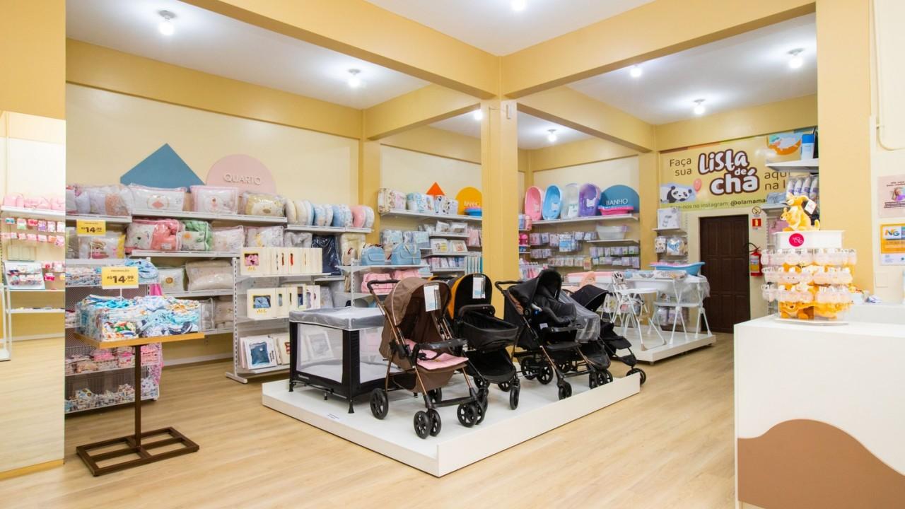 araras e mobiliário para loja de confecção infantil