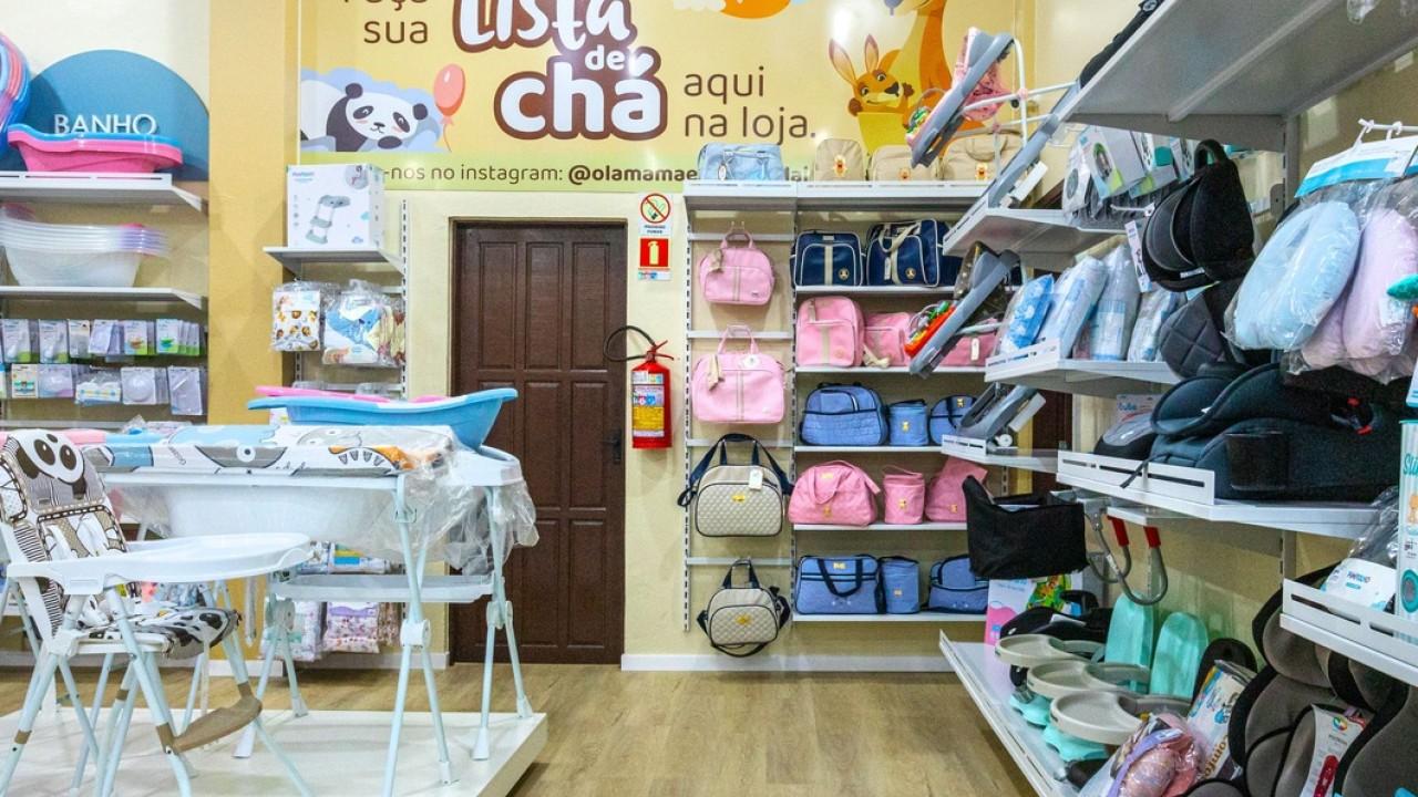araras e mobiliário para loja de confecção infantil