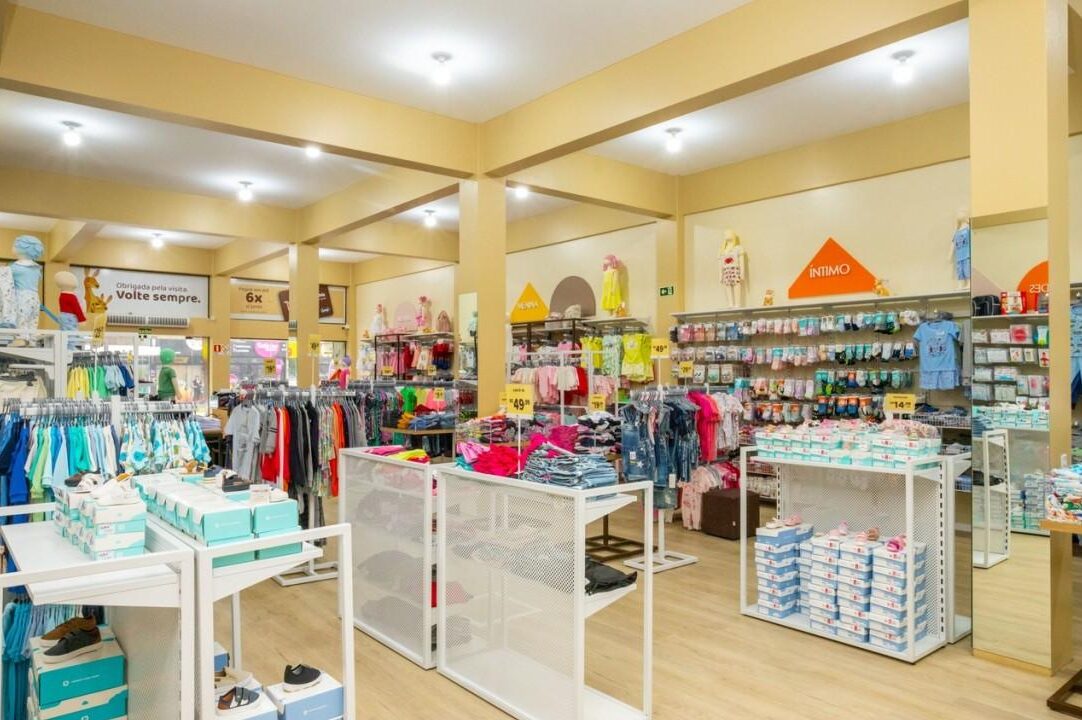 araras e mobiliário para loja de confecção infantil