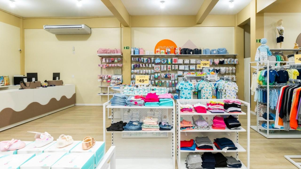 araras e mobiliário para loja de confecção infantil