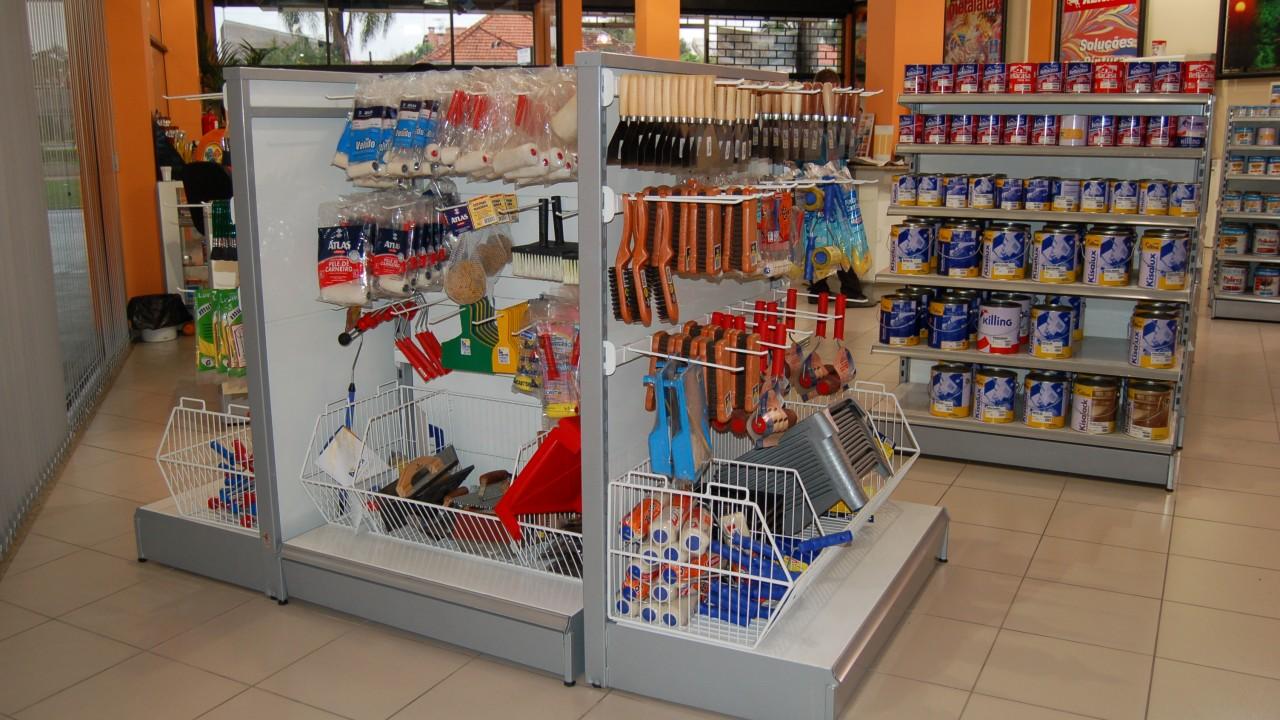 expositor de tintas e ferramentas