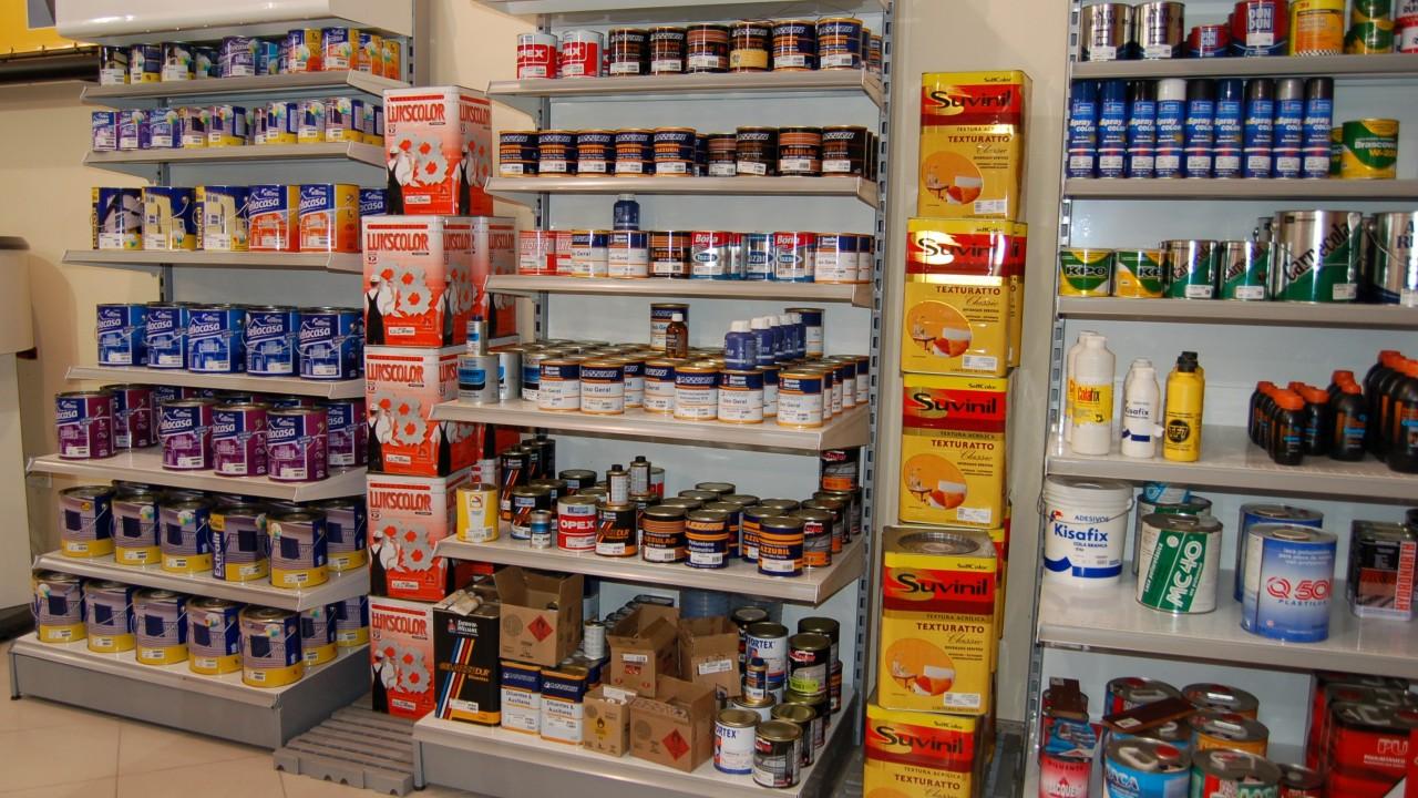 expositor sob medida para loja de tintas