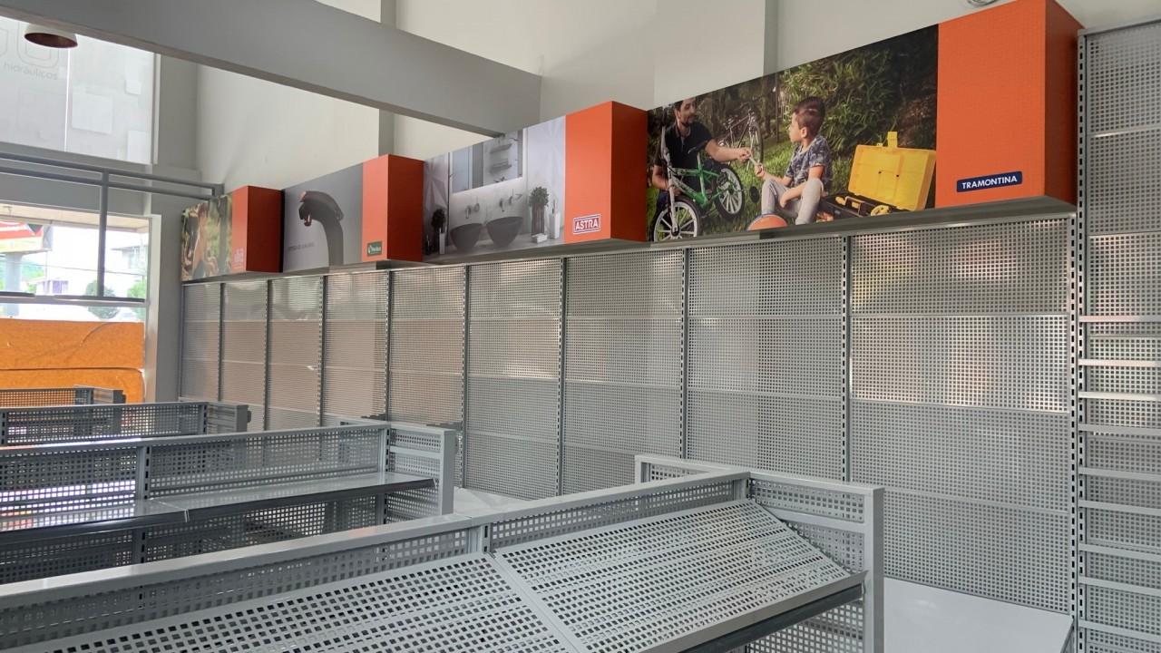 Gôndolas e Prateleiras para loja de ferragens