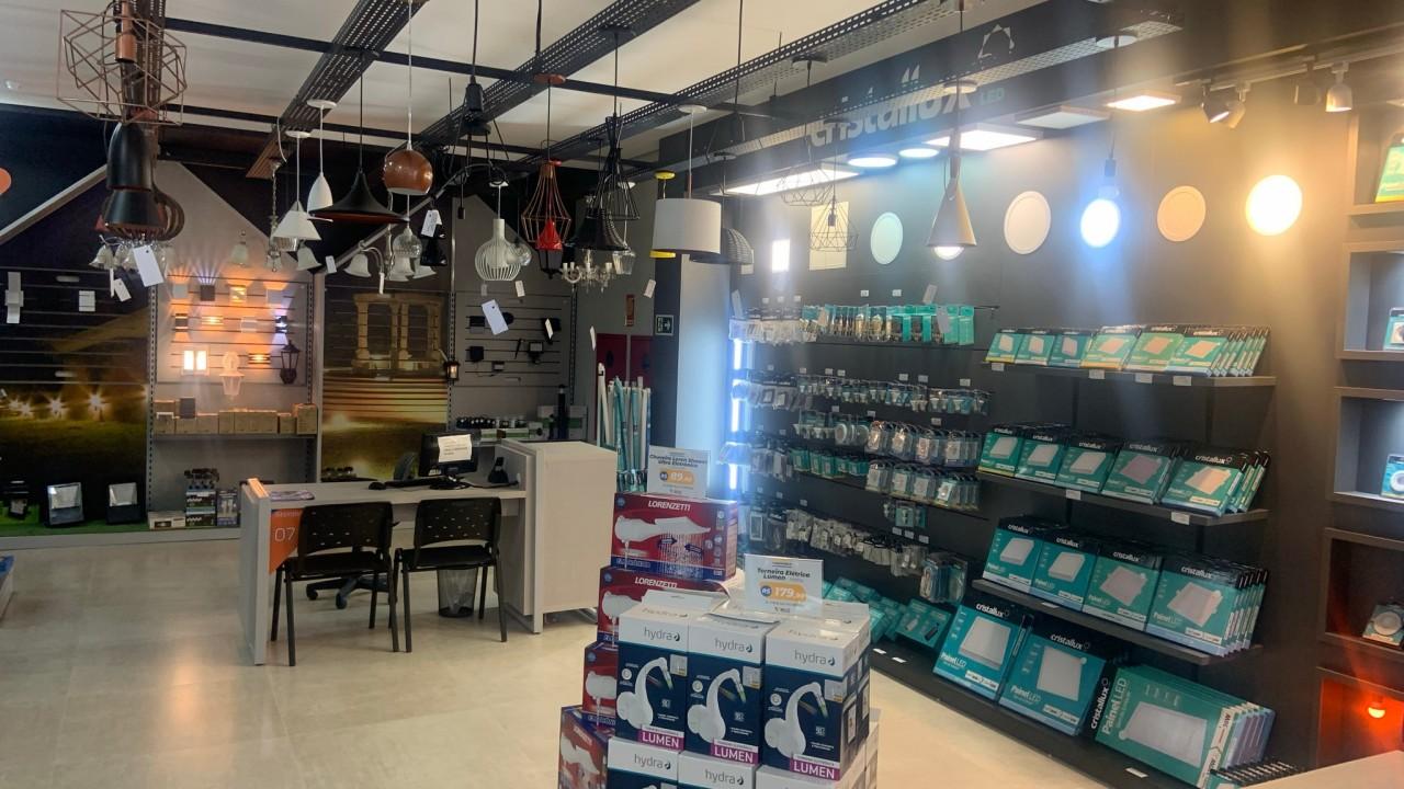 expositor de lampadas e luminárias