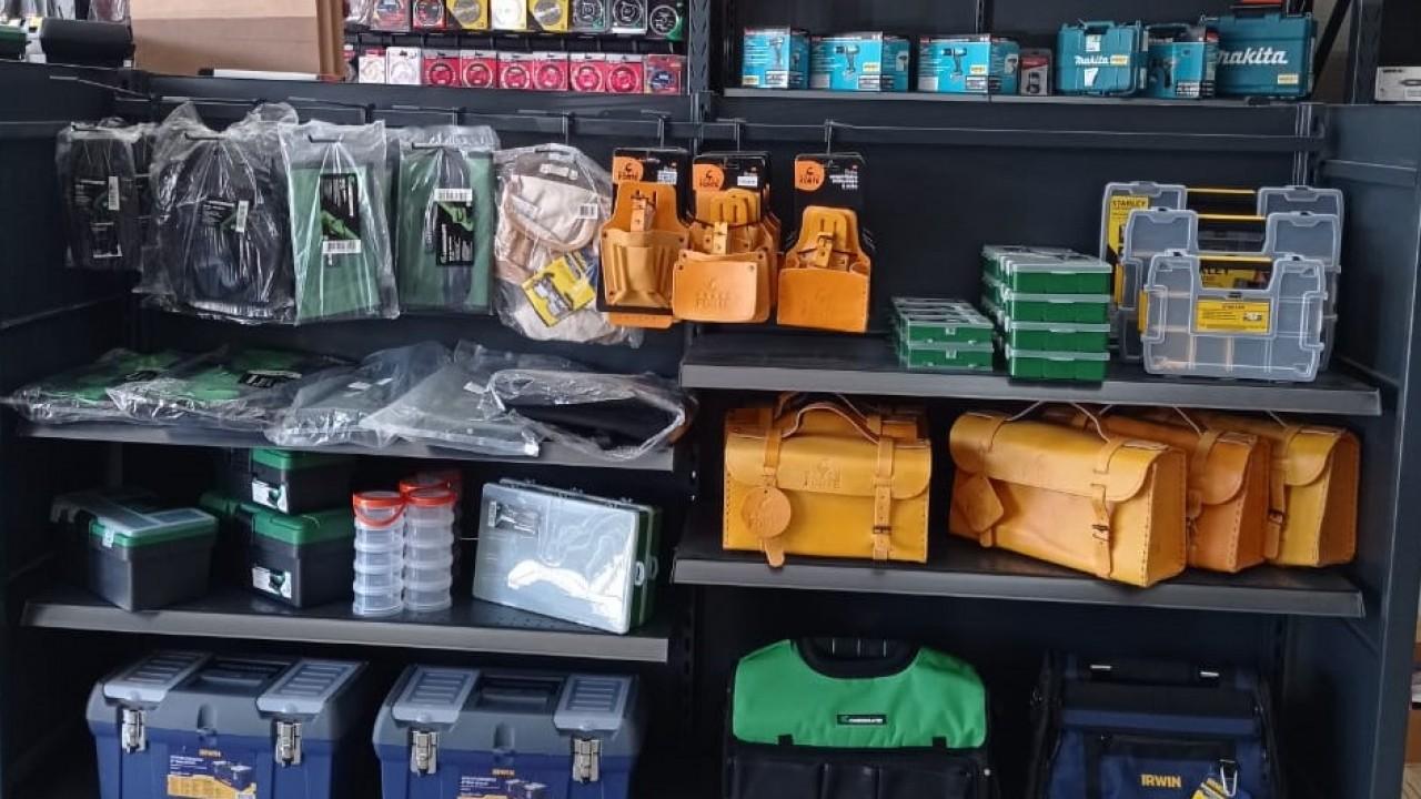 Gôndolas e Prateleiras para loja de ferragens