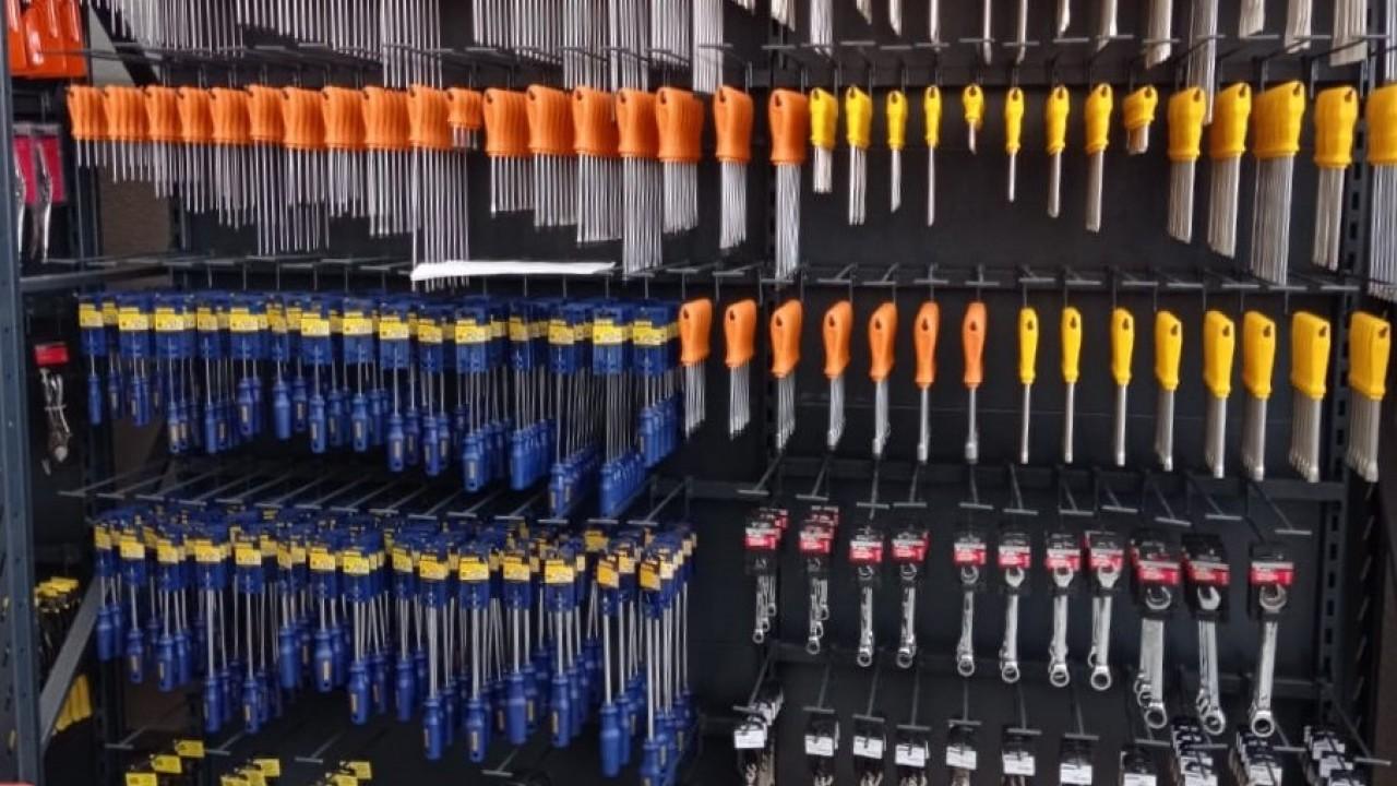 Gôndolas e Prateleiras moduladas para loja de ferragens