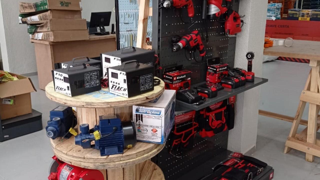 Gôndolas e Prateleiras para loja de ferragens