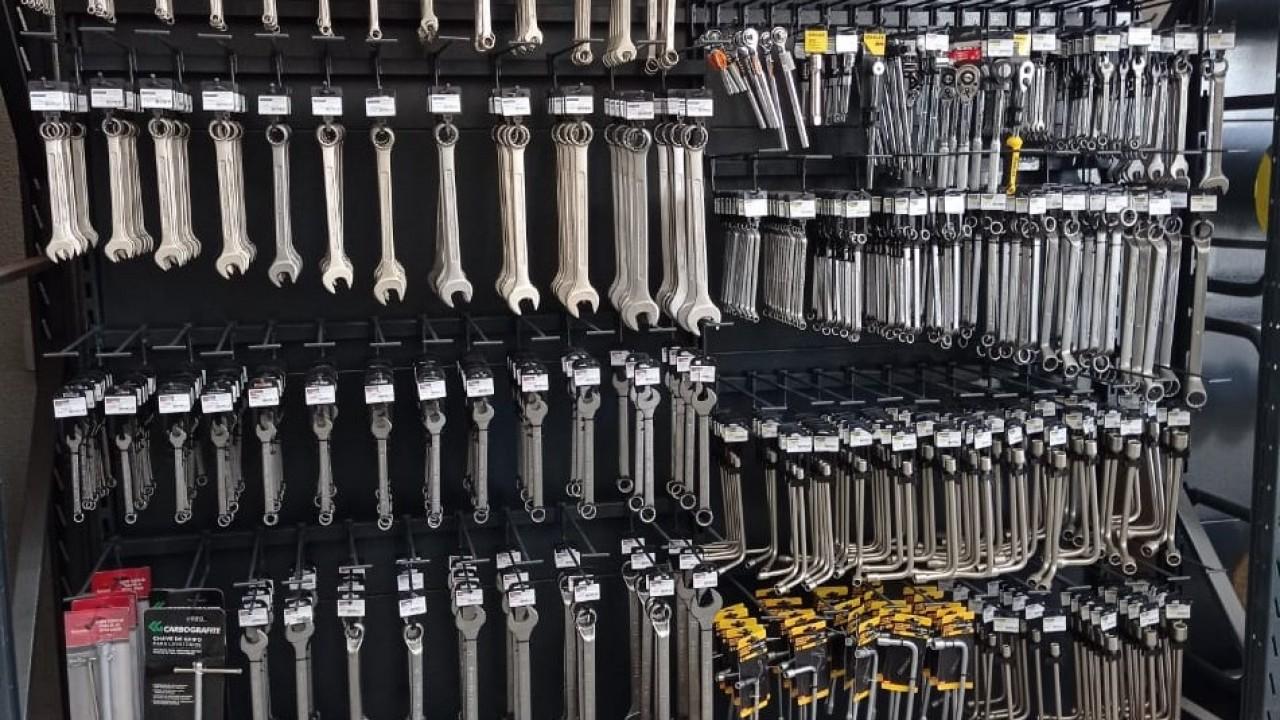 Gôndolas e Prateleiras para loja de ferragens