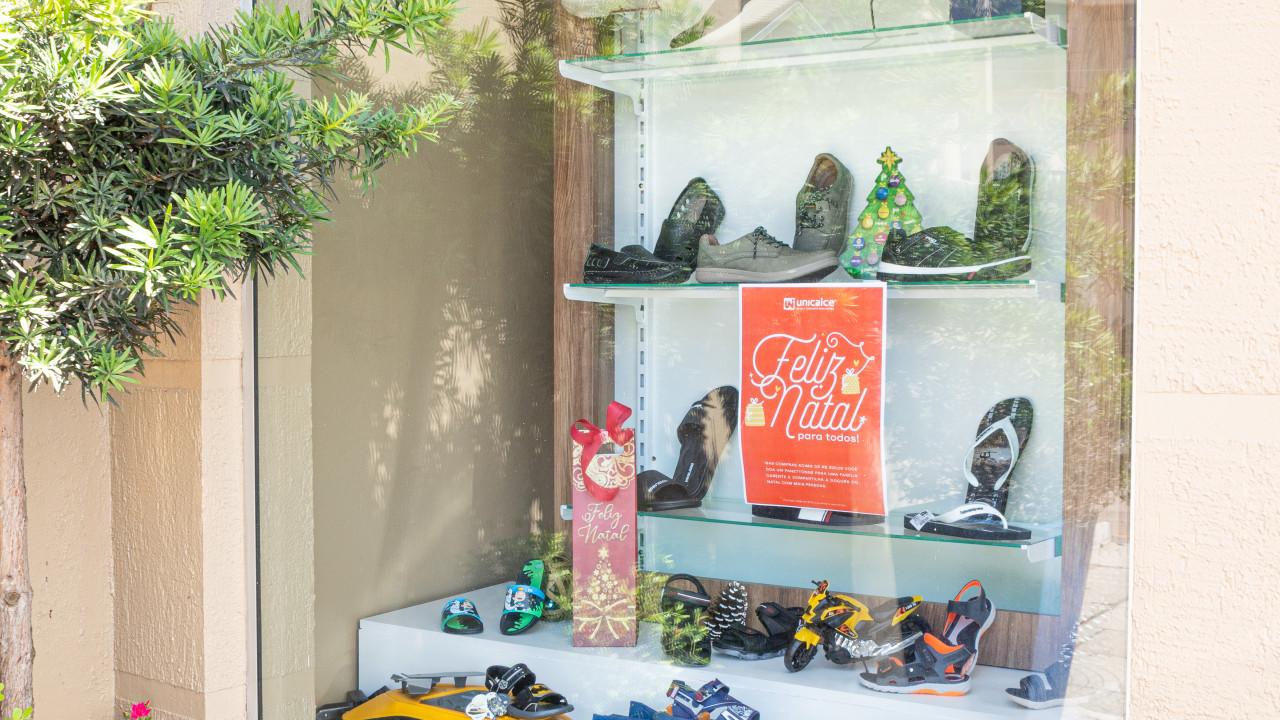 prateleiras para loja de calçados