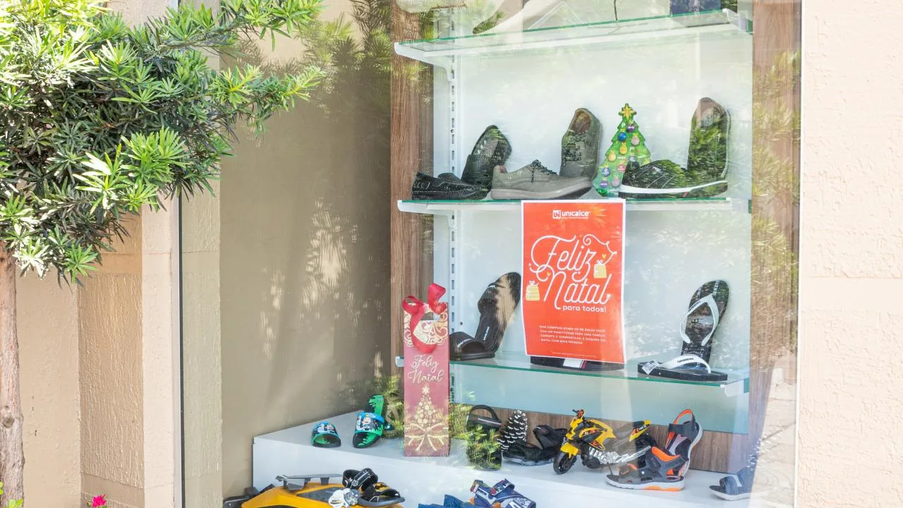 prateleiras personalizadas para loja de calçados