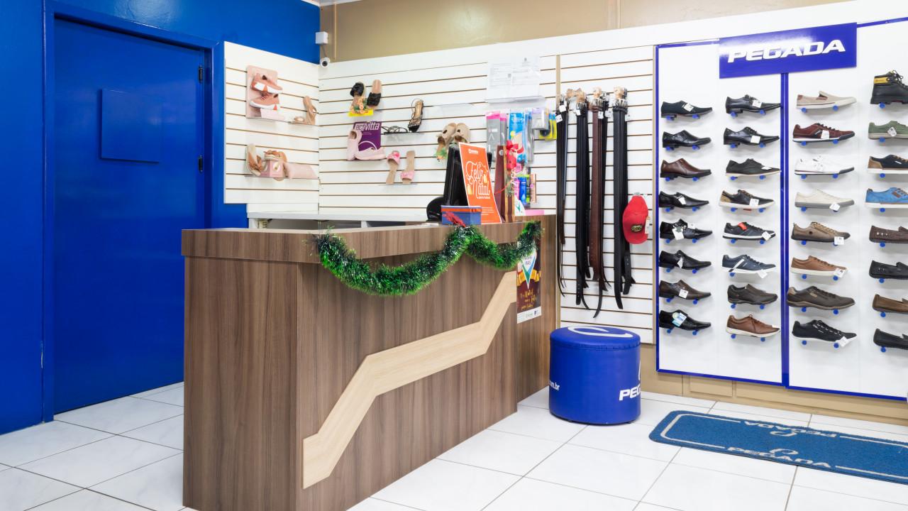 prateleiras para loja de calçados