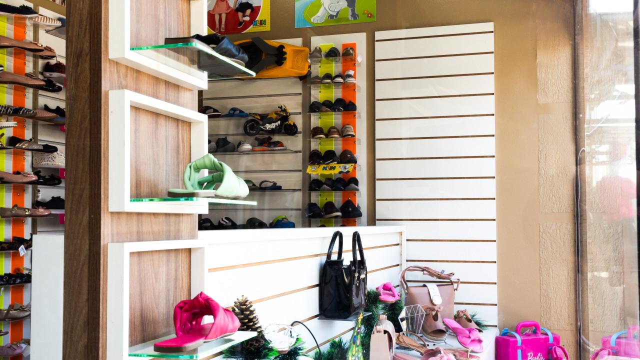 prateleiras para loja de calçados