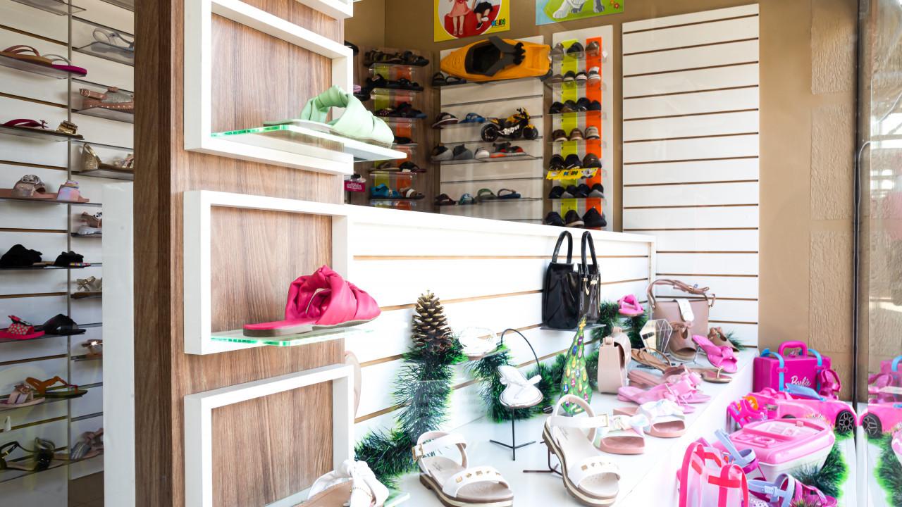 prateleiras para loja de calçados