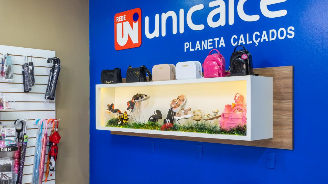 mobiliário personalizado para loja de calçados