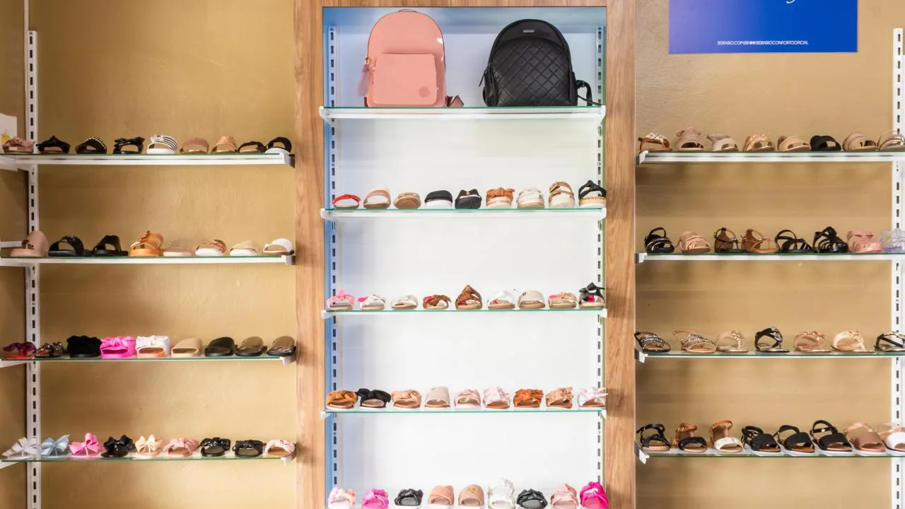 prateleiras personalizadas para loja de calçados