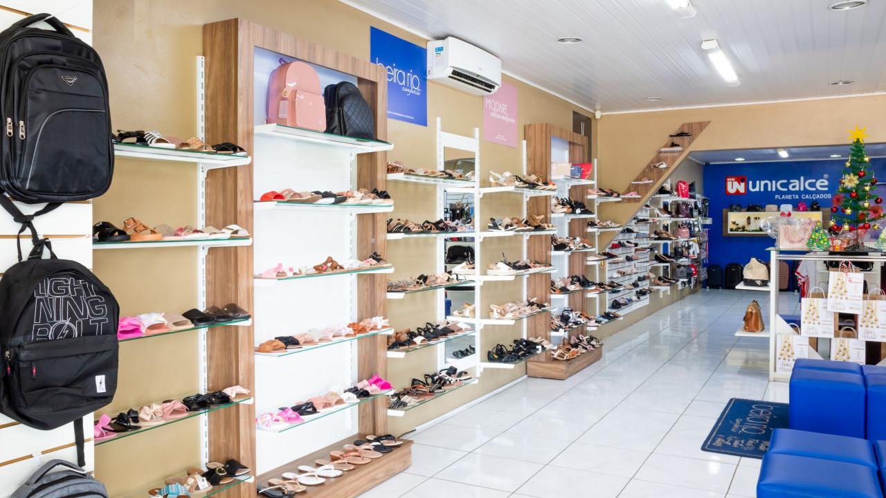 prateleiras para loja de calçados