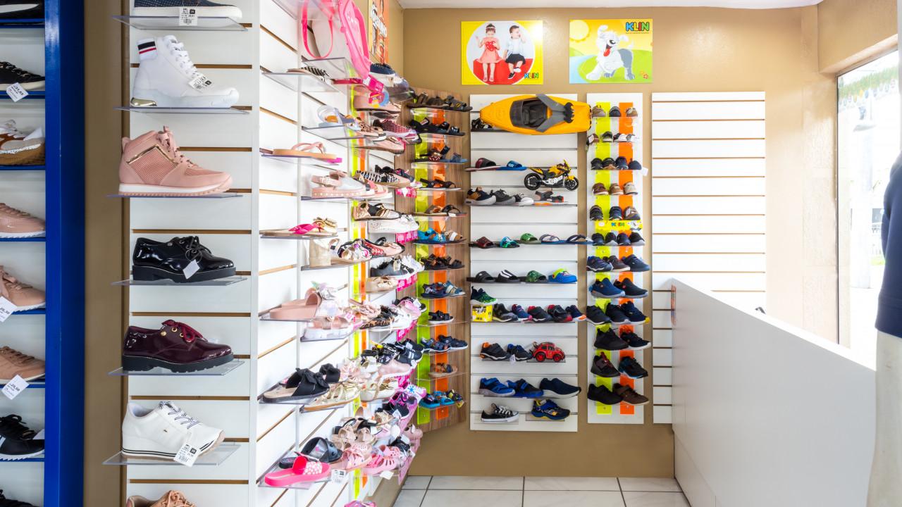 prateleiras para loja de calçados infantil