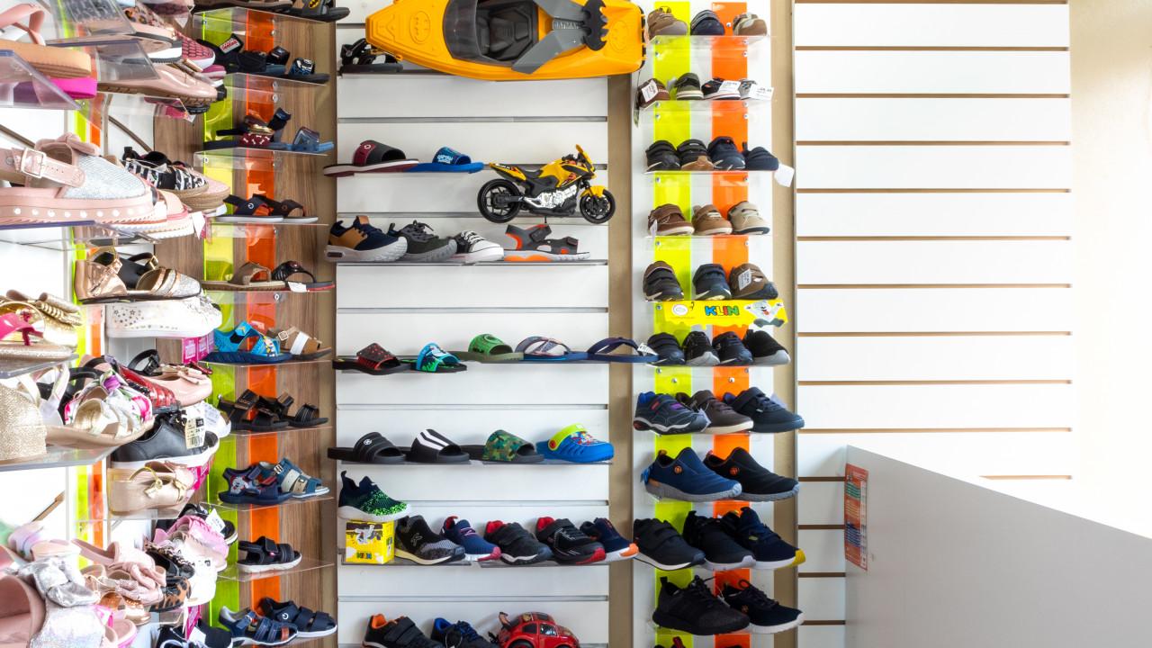 prateleiras para loja de calçados infantil