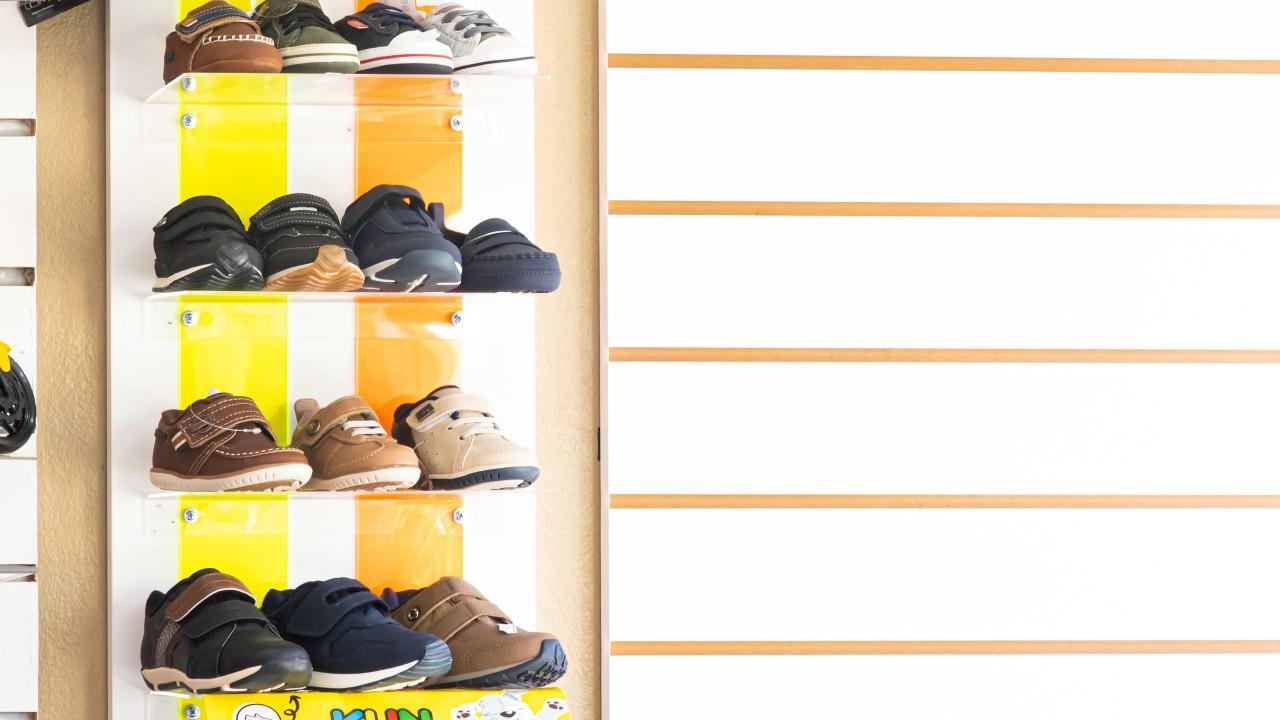 prateleiras para loja de calçados
