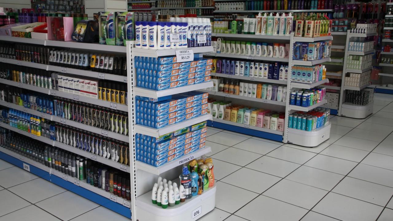 gôndolas e prateleiras sob medida para farmácia