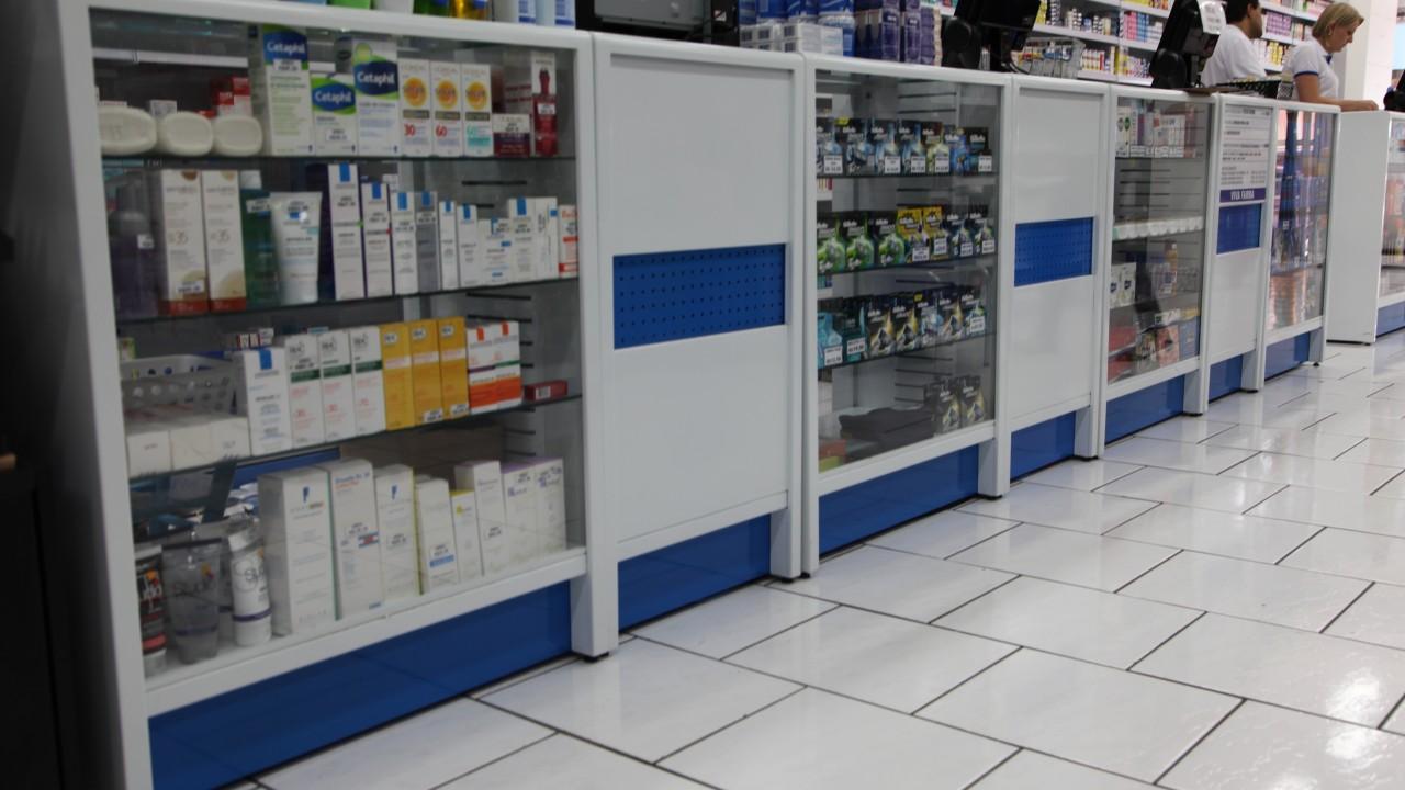 balcão de atendimento e caixa para farmácia